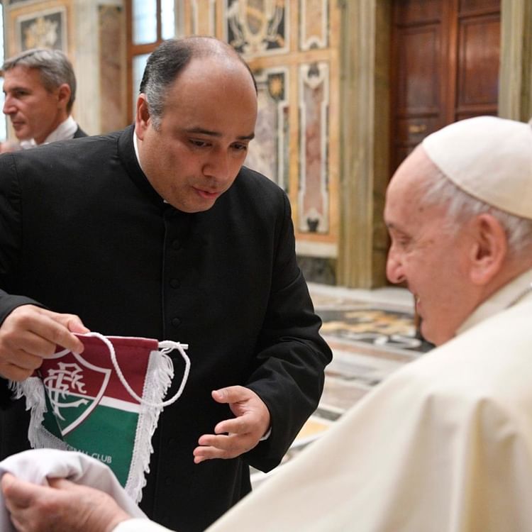 Padre Omar Raposo, do Rio de Janeiro, presenteia Papa Francisco com camisa e flâmula do Fluminense - Foto: Reprodução/ Instagram @vaticannews