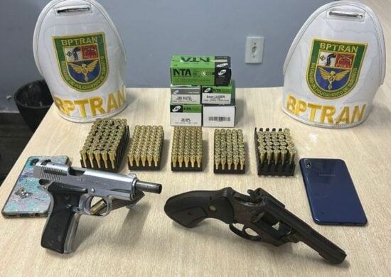 Na revista pessoal, foram encontradas duas armas de fogo - Foto: Divulgação/PM-AM