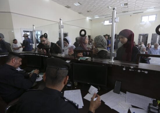 Palestinos com dupla nacionalidade registrados cruzam para o Egito no lado da Faixa de Gaza, na passagem de fronteira em Rafah - Foto: Hatem Ali/Associated Press/Estadão Conteúdo