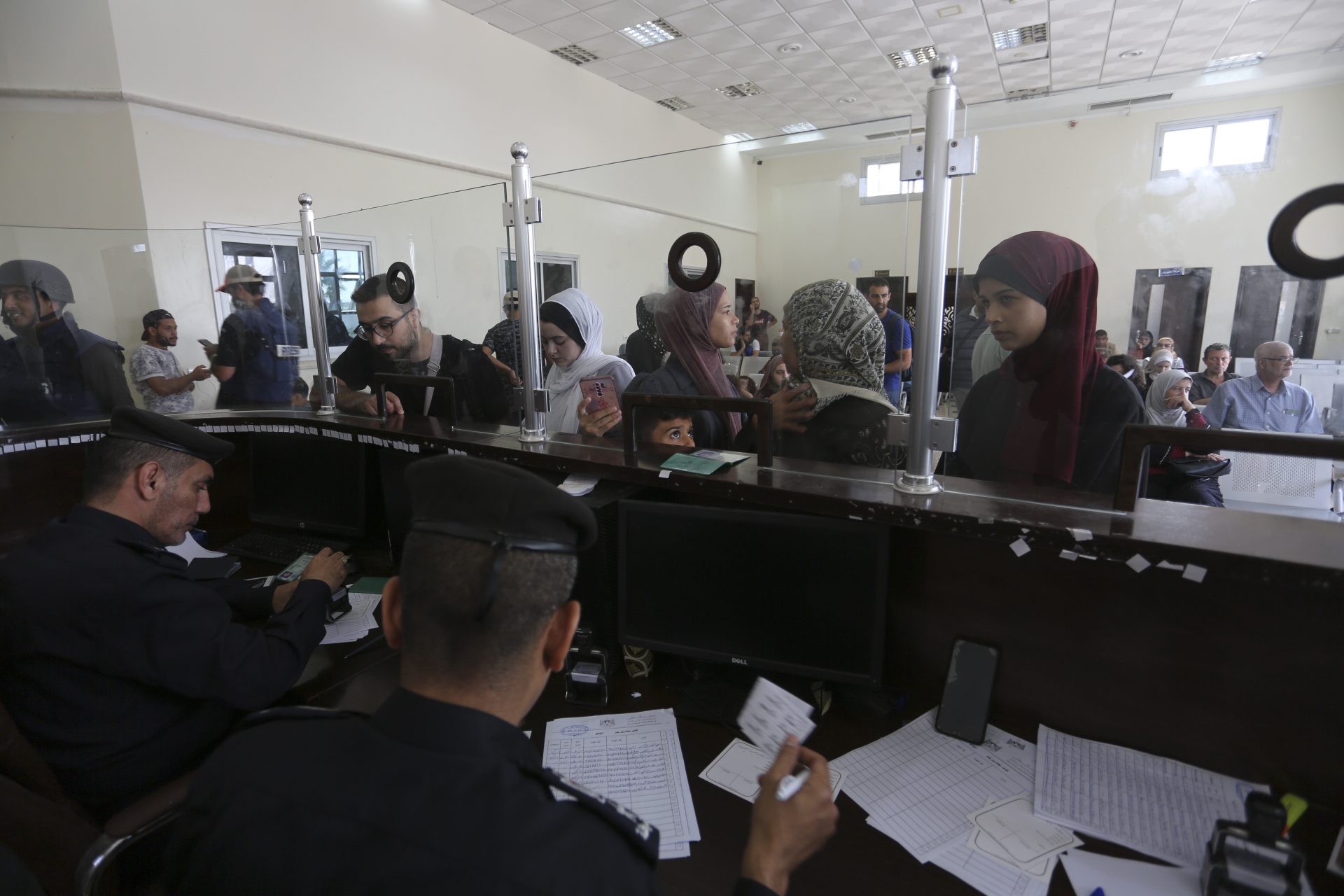 Palestinos com dupla nacionalidade registrados cruzam para o Egito no lado da Faixa de Gaza, na passagem de fronteira em Rafah - Foto: Hatem Ali/Associated Press/Estadão Conteúdo