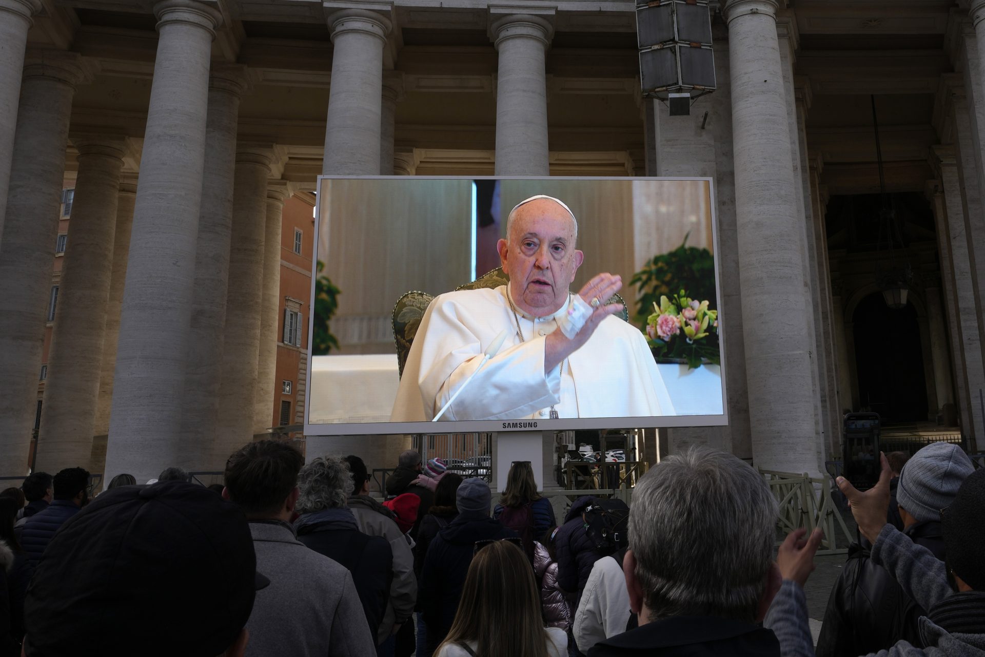 Papa diz que está com inflamação pulmonar, mas irá para a COP-28