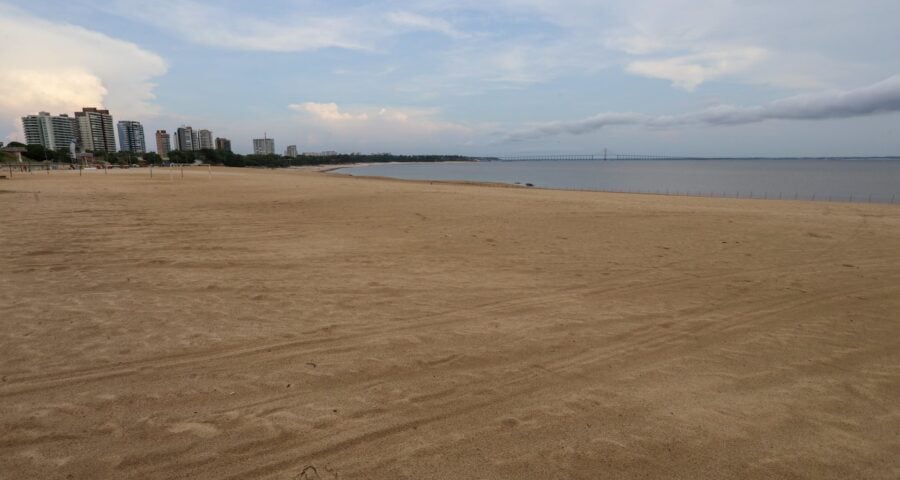 Seca do Rio Negro na Praia da Ponta Negra em Manaus- Foto: Clóvis Miranda/Semcom