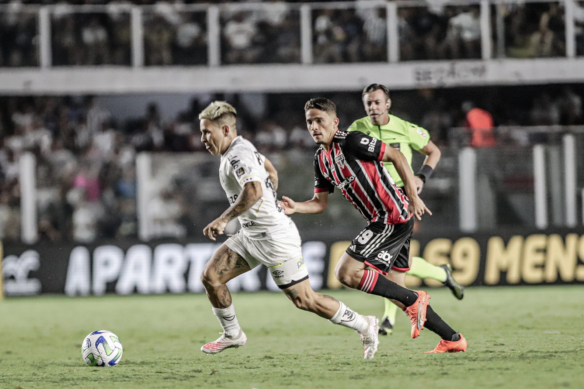 Santos e São Paulo empatam em 0 a 0, na partida válida pela 34ª rodada do Brasileirão - Foto: Reinaldo Campos/Futura Press/Futura Press/Estadão Conteúdo