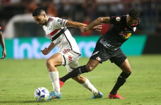 Red Bull Bragantino, em partida contra o São Paulo válida pela 33ª rodada do Campeonato Brasileiro 2023, no Estádio da Vila Belmiro, em Santos, na noite desta quarta-feira (8) - Foto: Guilherme Dionízio/Código19/Estadão Conteúdo