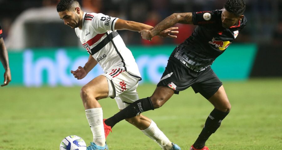 Red Bull Bragantino, em partida contra o São Paulo válida pela 33ª rodada do Campeonato Brasileiro 2023, no Estádio da Vila Belmiro, em Santos, na noite desta quarta-feira (8) - Foto: Guilherme Dionízio/Código19/Estadão Conteúdo