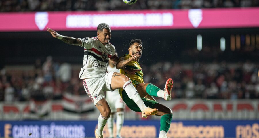 Nem a escalação de Lucas Moura e James Rodríguez conseguiu acabar com a série sem vitórias e gols do São Paulo. Pela terceira vez o ataque tricolor passou em branco e, por consequência, os três pontos não vieram - Foto: Ronaldo Barreto/Thenews2/Estadão Conteúdo