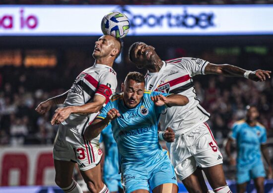 Os Jogadores Rafinha e Arboleda, lance durante a partida entre São Paulo e Cruzeiro, válido pela partida da 31ª rodada do Campeonato Brasileiro 2023, série A, que acontece no Morumbi, nesta quinta (02) - Foto: Anderson Lira/Futura Press/Futura Press/Estadão Conteúdo