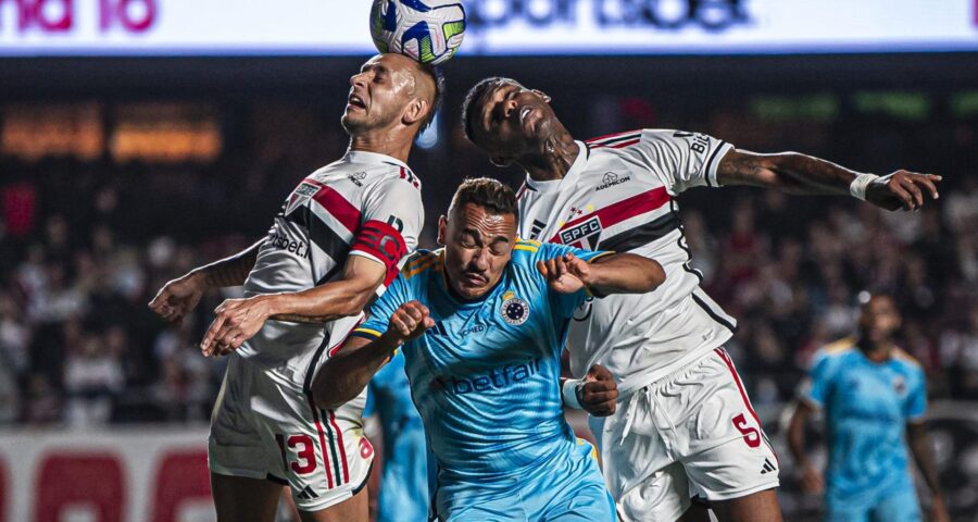 Os Jogadores Rafinha e Arboleda, lance durante a partida entre São Paulo e Cruzeiro, válido pela partida da 31ª rodada do Campeonato Brasileiro 2023, série A, que acontece no Morumbi, nesta quinta (02) - Foto: Anderson Lira/Futura Press/Futura Press/Estadão Conteúdo