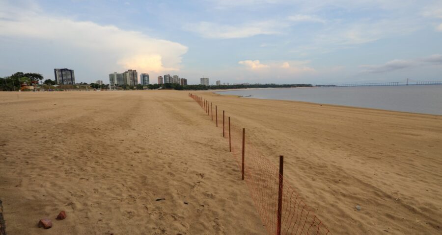 Seca do Rio Negro na Praia da Ponta Negra na capital do Amazonas - Foto: Clóvis Miranda/Semcom