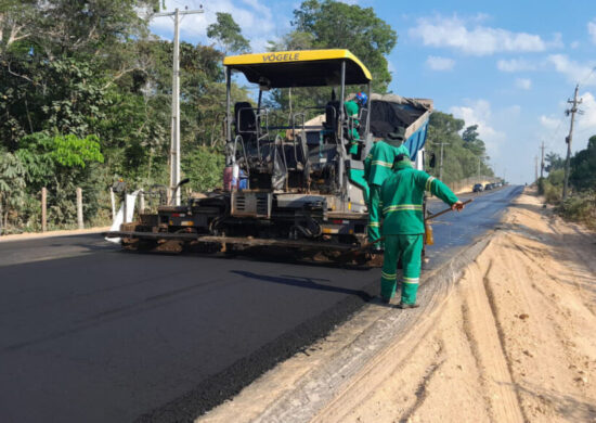 Serviços de pavimentação asfáltica na rodovia AM-010 - Foto: Divulgação/Seinfra