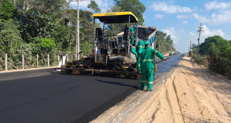 Serviços de pavimentação asfáltica na rodovia AM-010 - Foto: Divulgação/Seinfra