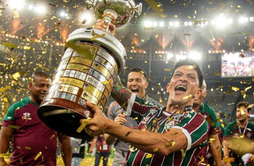 Após vitória na Libertadores, Cano posta fotos com a taça em sua cama