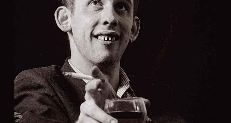 Morre Shane MacGowan, vocalista do The Pogues, aos 65 anos