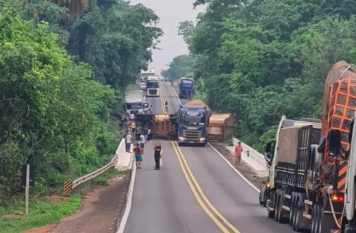 TO-Trânsito-da-BR-153-fica-paralisado-após-tombamento-de-carreta