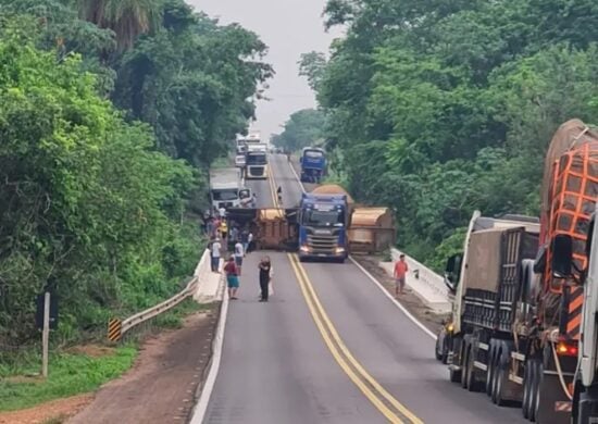 TO-Trânsito-da-BR-153-fica-paralisado-após-tombamento-de-carreta