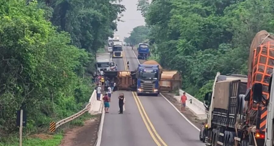 TO-Trânsito-da-BR-153-fica-paralisado-após-tombamento-de-carreta