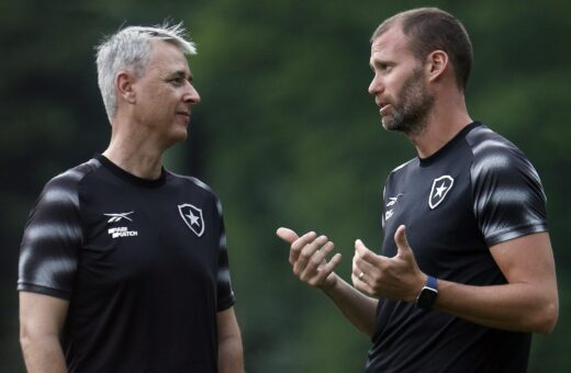 Tiago Nunes e Joel Carli conversam durante treino do Botafogo - Foto: Vitor Silva/Botafogo