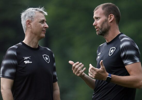 Tiago Nunes e Joel Carli conversam durante treino do Botafogo - Foto: Vitor Silva/Botafogo