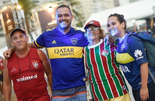 Torcedores de Fluminense e Boca Juniors interagem na Fan Zone, em Copacabana - Foto: Confederación Sudamericana de Fútbol