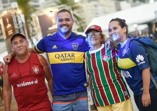 Torcedores de Fluminense e Boca Juniors interagem na Fan Zone, em Copacabana - Foto: Confederación Sudamericana de Fútbol