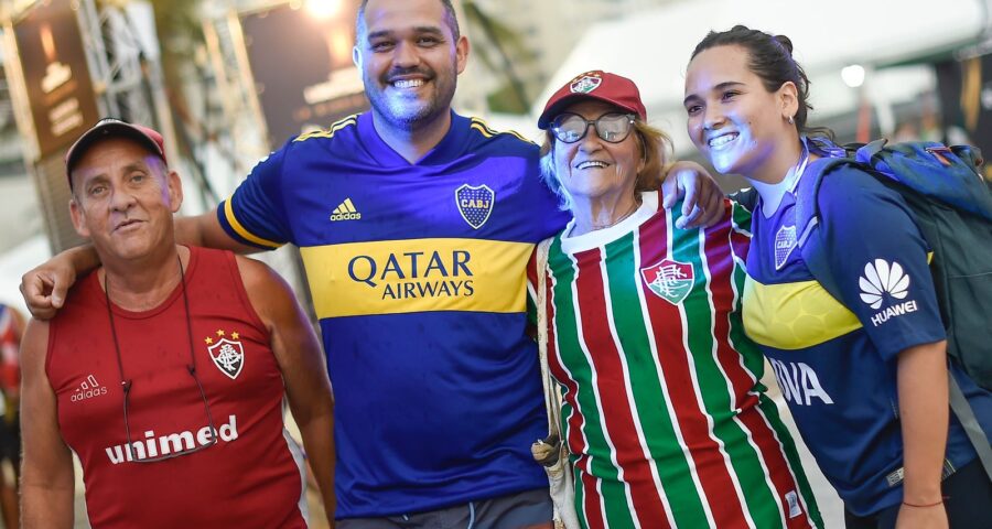 Torcedores de Fluminense e Boca Juniors interagem na Fan Zone, em Copacabana - Foto: Confederación Sudamericana de Fútbol