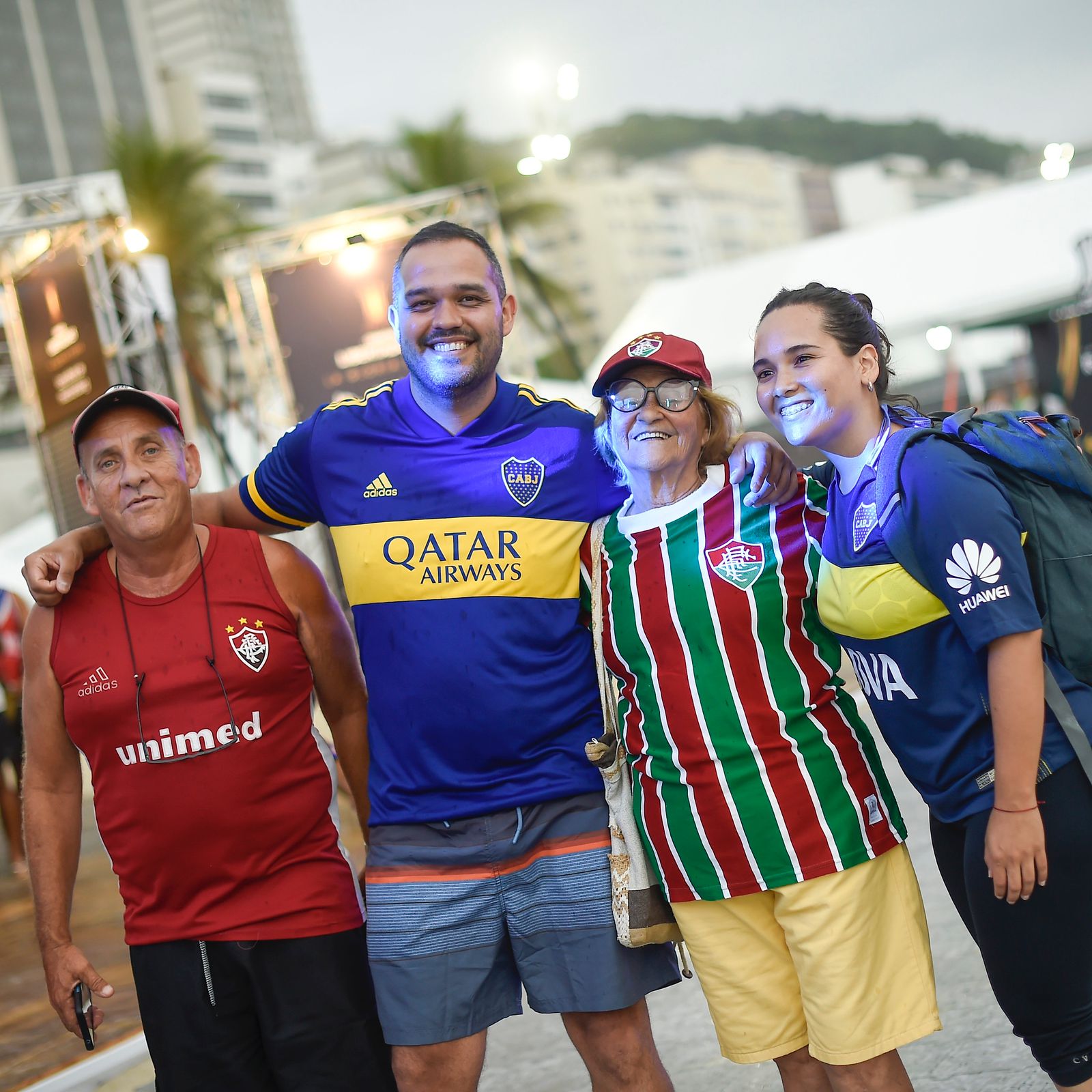 Torcedores de Fluminense e Boca Juniors interagem na Fan Zone, em Copacabana - Foto: Confederación Sudamericana de Fútbol