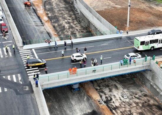 Nos últimos dias, as equipes realizaram a sinalização horizontal (faixa de pedestre, visão de via e pista) da Barão do Rio Branco, para a liberação do trânsito - Foto: Reprodução/Instagram@prefeiturademanaus