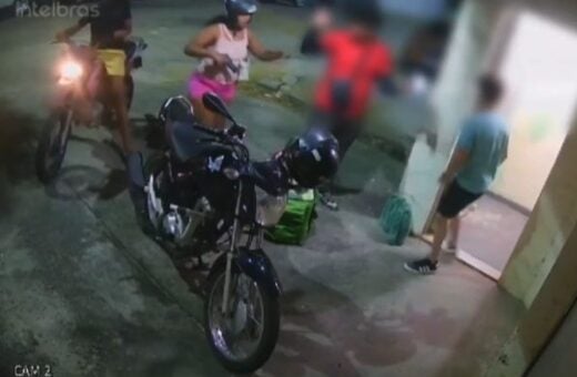 VÍDEO casal rouba moto de entregador durante pagamento de delivery