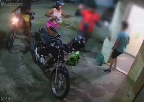 VÍDEO casal rouba moto de entregador durante pagamento de delivery