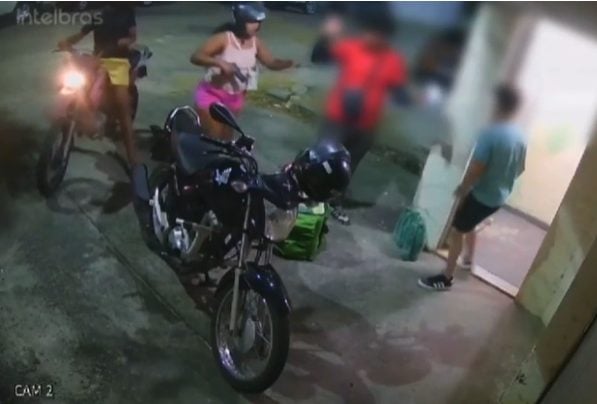 VÍDEO casal rouba moto de entregador durante pagamento de delivery