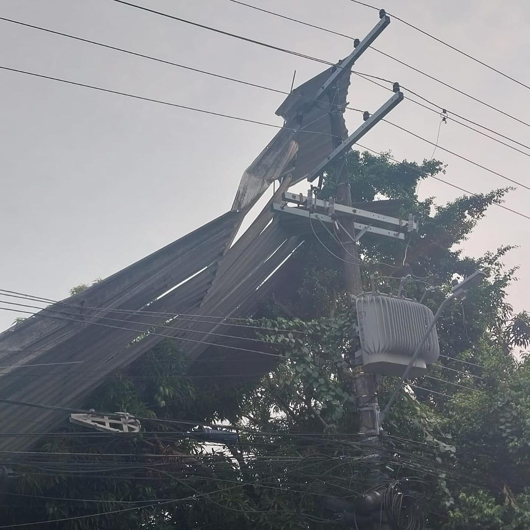 Ventos derrubaram árvores e danificaram fios da energia em Manaus - Foto: Reprodução/Instagram@amazonas.energia