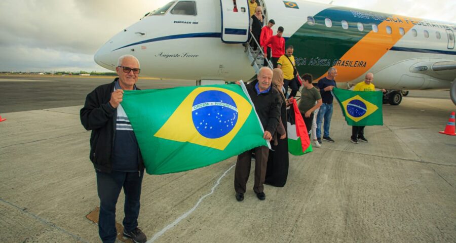 Nesta quinta-feira (2), brasileiros repatriados da Cisjordânia desembarcaram em Brasília -Foto: GOV BR/FAB