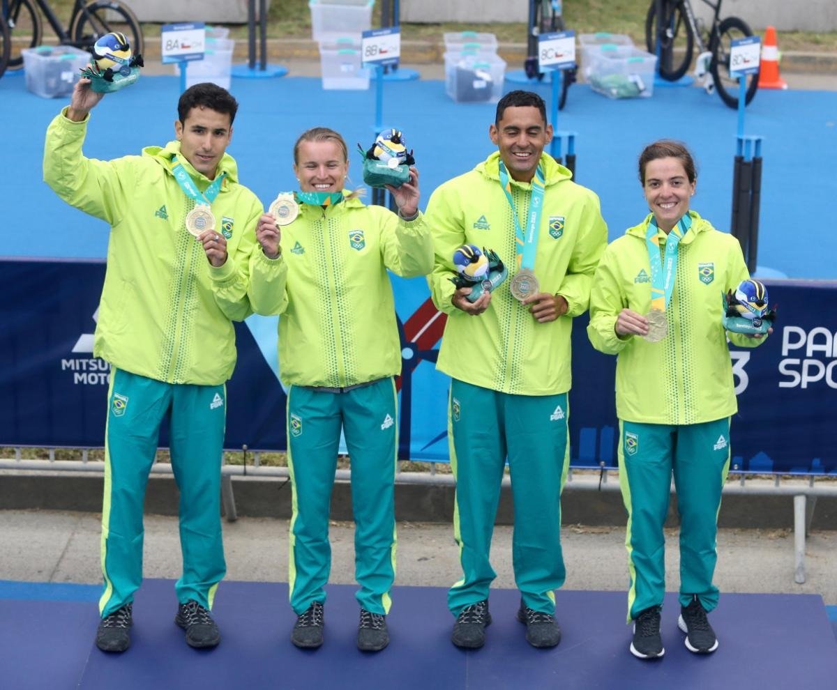 Pan-Americano: Brasil é ouro no revezamento misto no triatlo