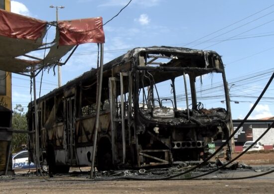 Transporte coletivo pega fogo na Região Sul de Palmas