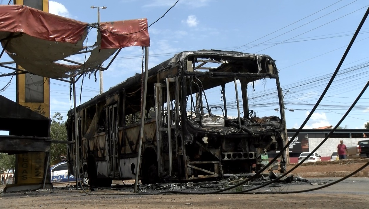 Transporte coletivo pega fogo na Região Sul de Palmas