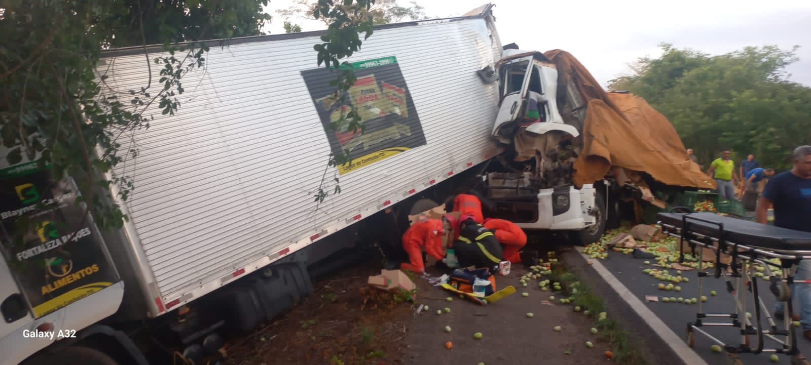 Caminhão com carga de tomates bate em carreta e fica com cabine esmagada em Colinas do Tocantins