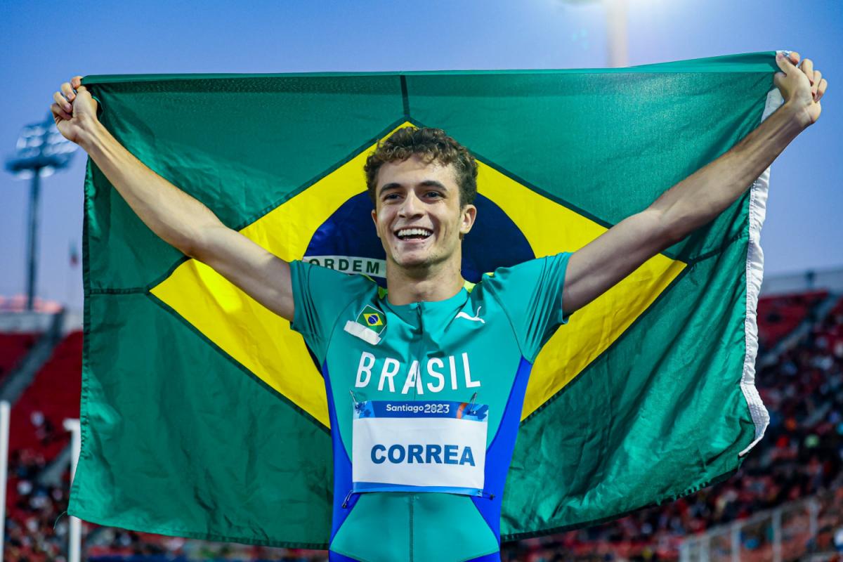 O atleta brasileiro Renan Gallina conquistou o ouro nos 200m e 4x100m - Foto: Reprodução/COB