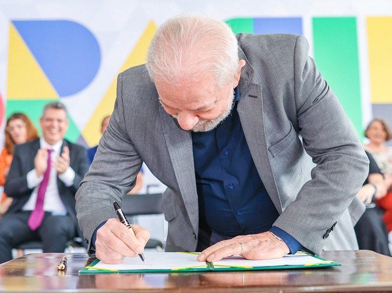 Presidente Lula durante assinatura das ações para os estados e municípios - Foto: Ricardo Stuckert/PR