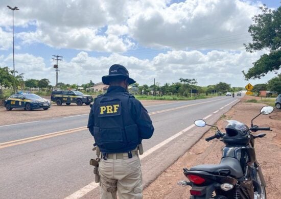 Agentes da PRF em ocorrência durante Operação Finados - Foto: PRF