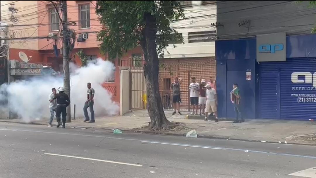 VÍDEO: PMs disparam bombas de efeito moral contra torcedores do Fluminense no RJ