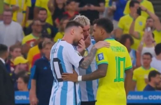 Rodrygo e Messi se desentendem em campo na partida entre Brasil e Argentina, pelas Eliminatórias Sul-Americanas, no Maracanã - Foto: Reprodução/ X @futebol_info