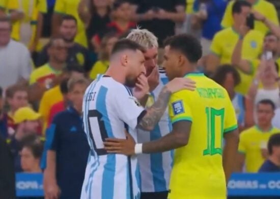 Rodrygo e Messi se desentendem em campo na partida entre Brasil e Argentina, pelas Eliminatórias Sul-Americanas, no Maracanã - Foto: Reprodução/ X @futebol_info