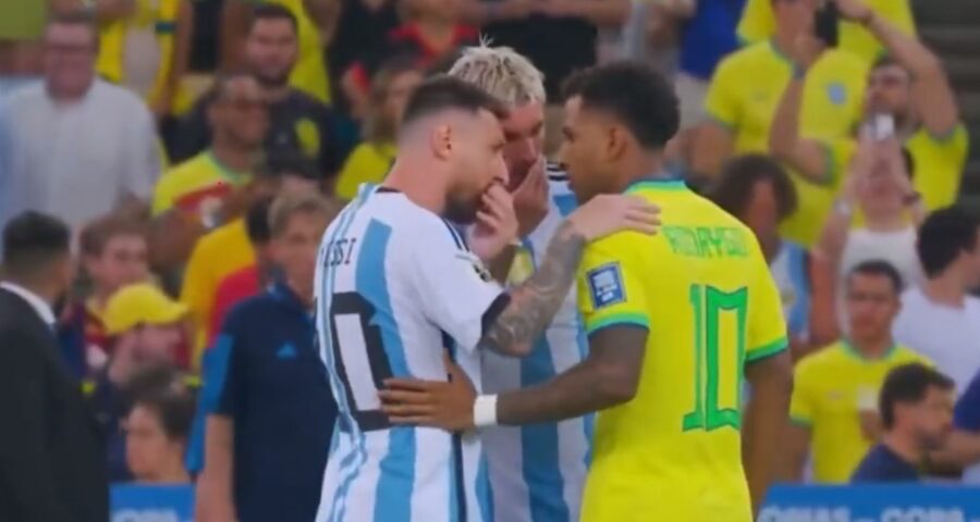 Rodrygo e Messi se desentendem em campo na partida entre Brasil e Argentina, pelas Eliminatórias Sul-Americanas, no Maracanã - Foto: Reprodução/ X @futebol_info