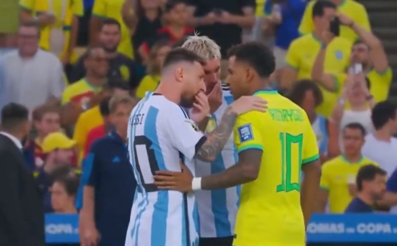 Rodrygo e Messi se desentendem em campo na partida entre Brasil e Argentina, pelas Eliminatórias Sul-Americanas, no Maracanã - Foto: Reprodução/ X @futebol_info