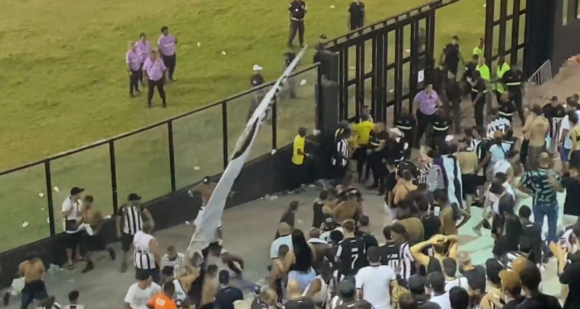 Torcida do Botafogo se envolve em briga após o jogo contra o Grêmio - Foto: Reprodução/ X @m_guimaraes94