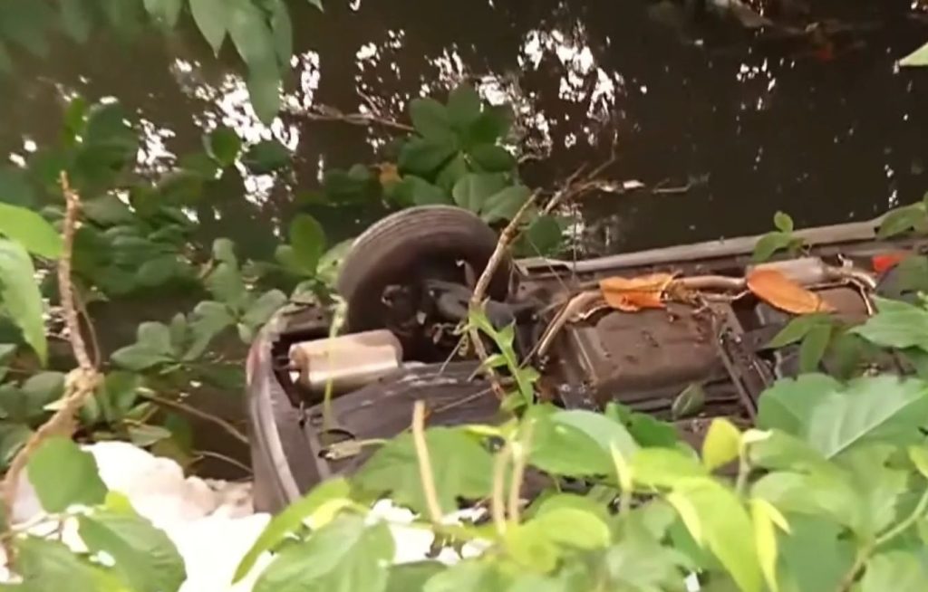 Após carro capotar para dentro de igarapé, motorista teve ferimentos na cabeça - Foto: Reprodução/TV Norte Amazonas