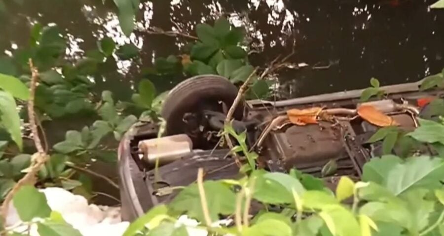 Após carro capotar para dentro de igarapé, motorista teve ferimentos na cabeça - Foto: Reprodução/TV Norte Amazonas