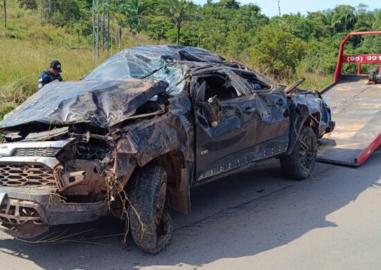 Caminhonete com prefeito de São Luiz-RR e família capota na BR-174