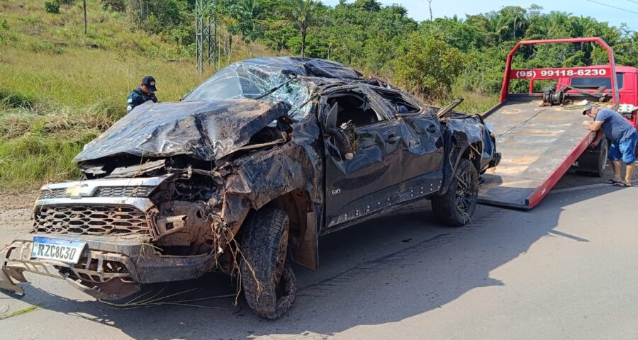 Caminhonete com prefeito de São Luiz-RR e família capota na BR-174