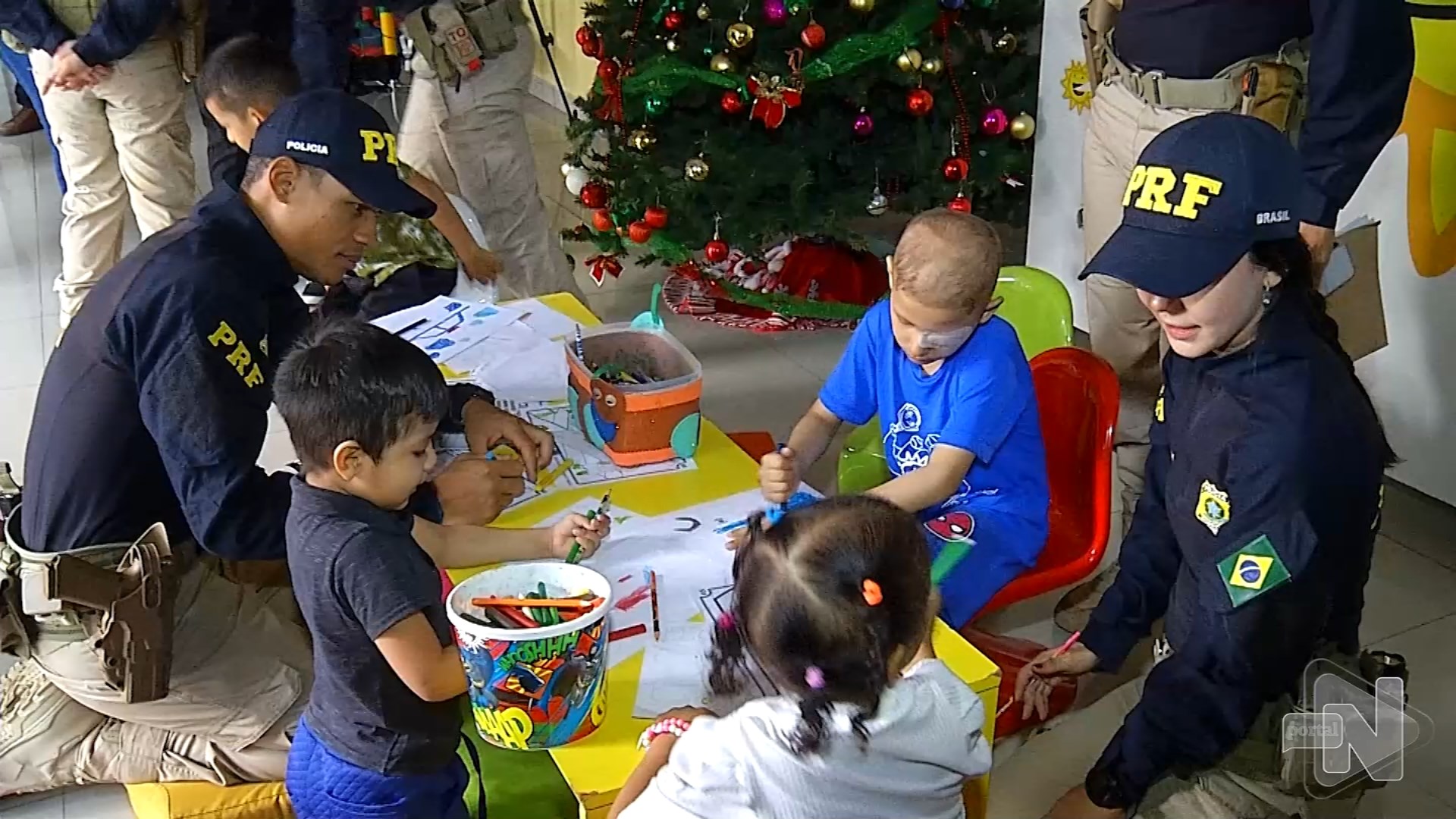 Crianças com câncer recebem doações da PRF-AM – Foto: Reprodução/TV Norte Amazonas